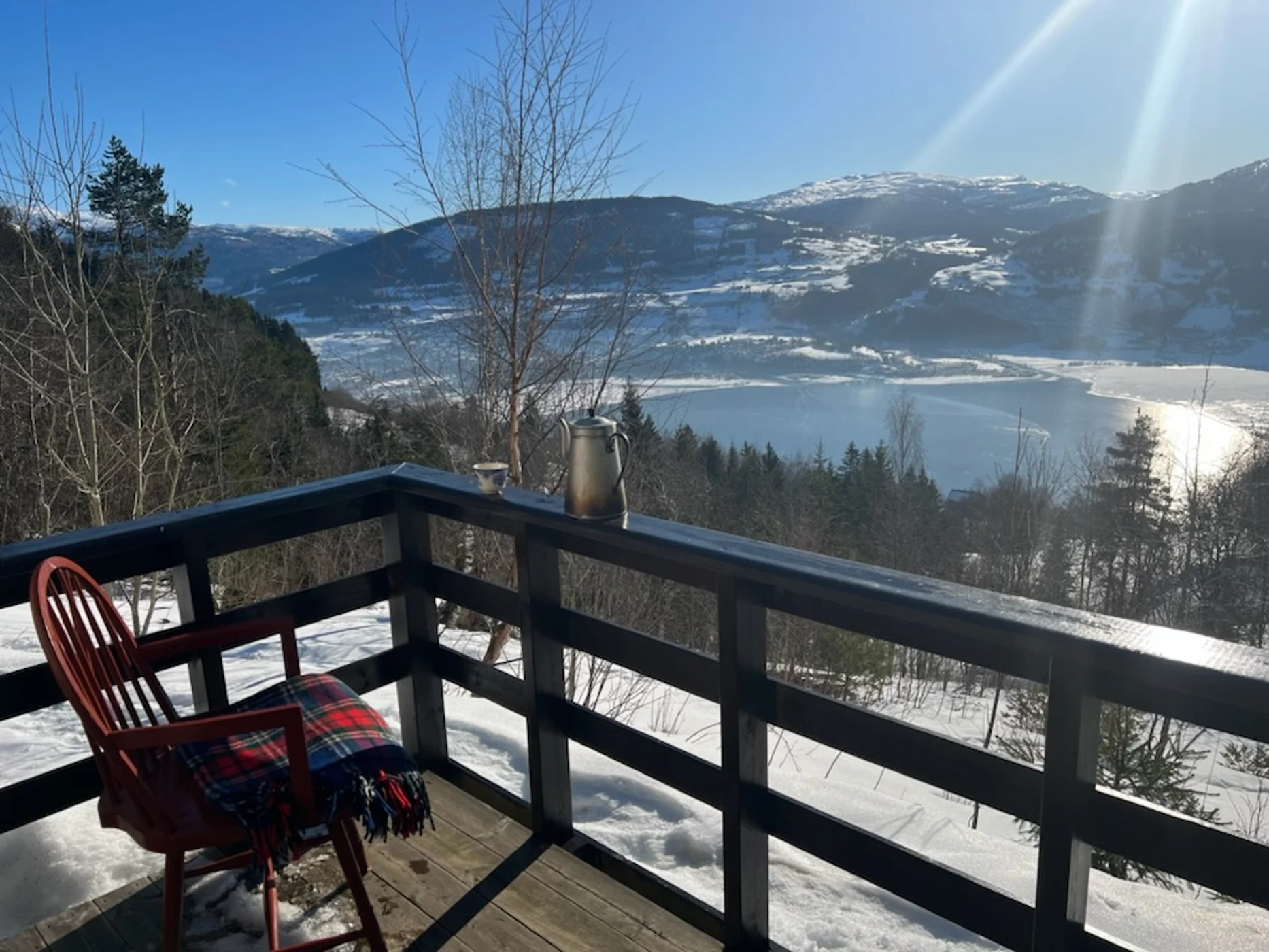 Stoler på hytteverandaen med utsikt mot fjell og dal