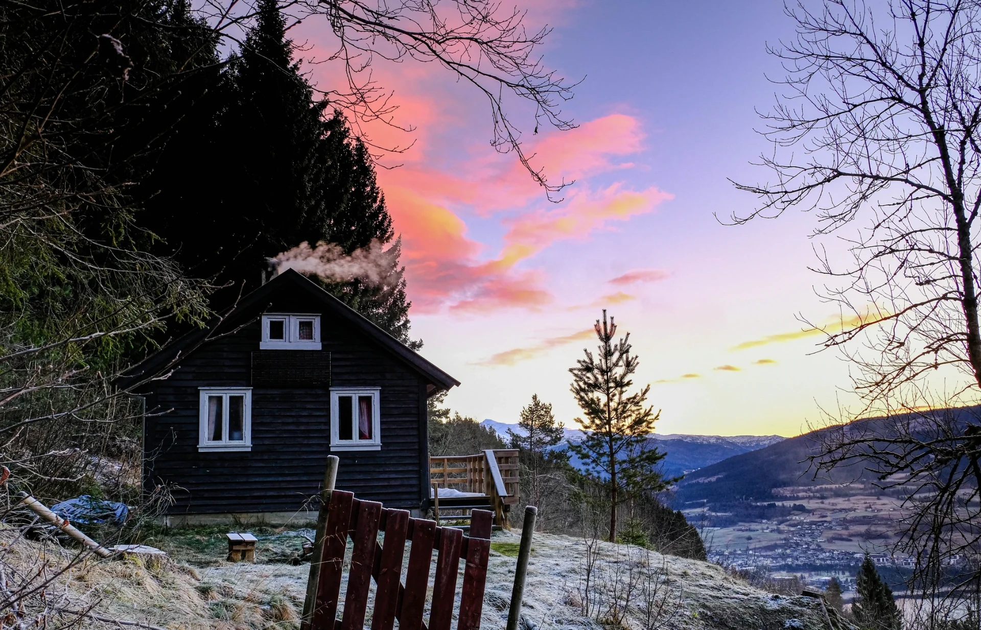 Hytta på Raugstad i solnedgang med utsikt over Voss