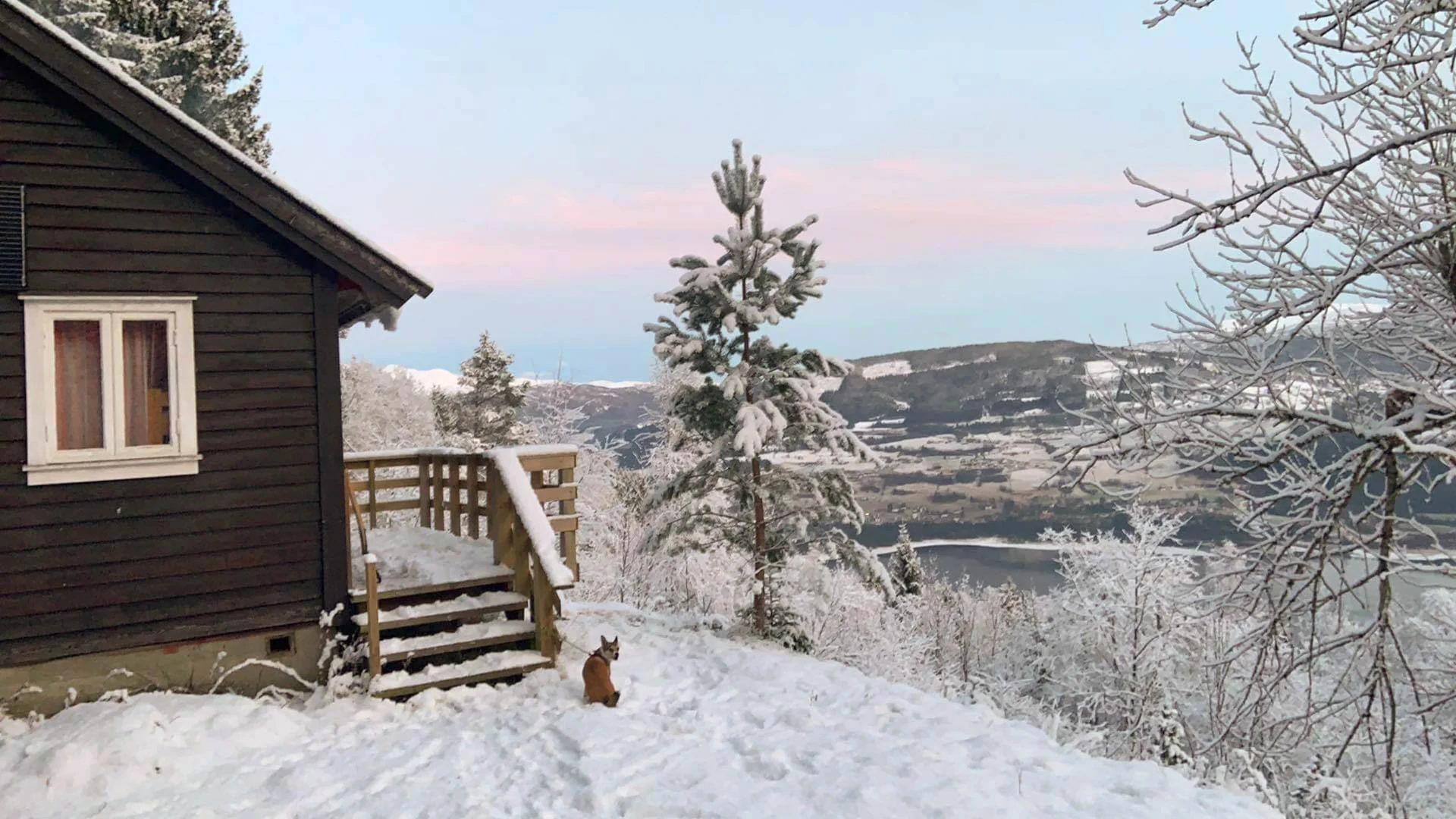 Rosa kveldshimmel over snødekt landskap ved Voss