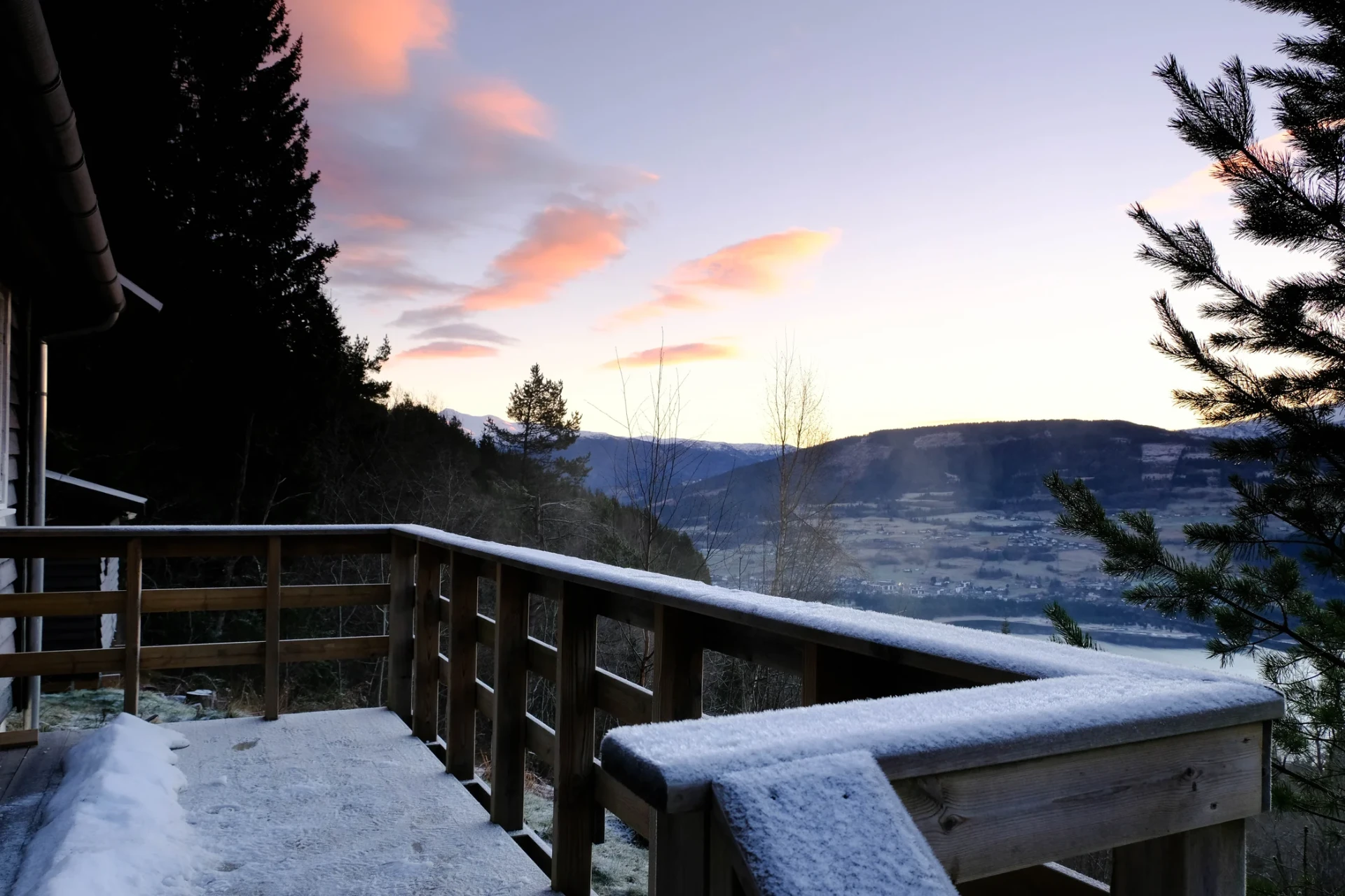 Verandaen med snø og rosa solnedgang over Voss