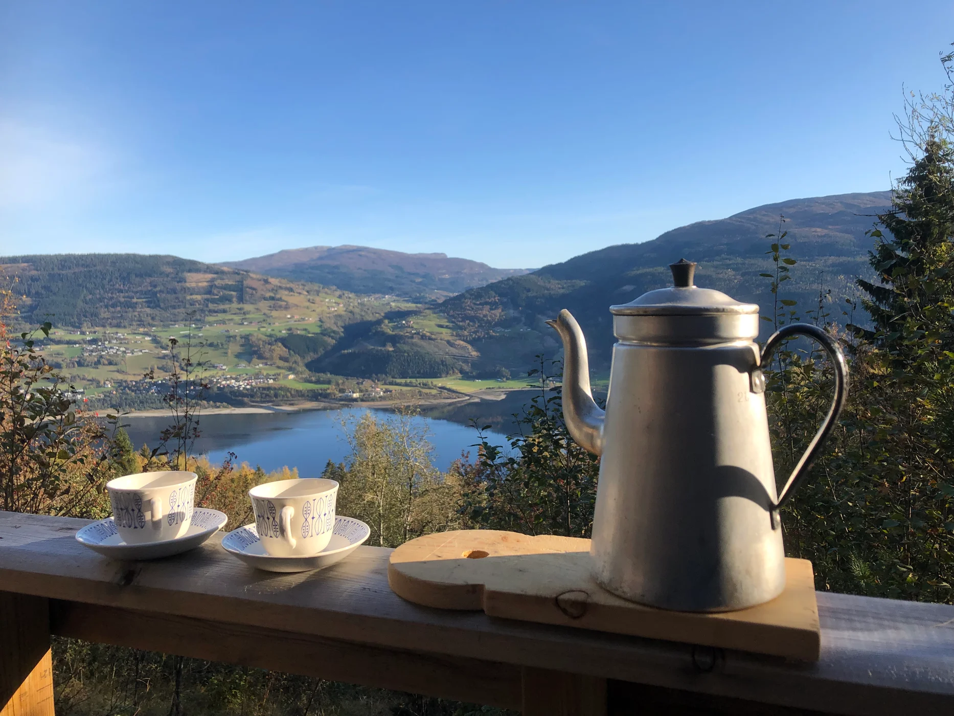 Kaffekjele og koppar på verandaen med utsikt over Vossavatnet og fjella