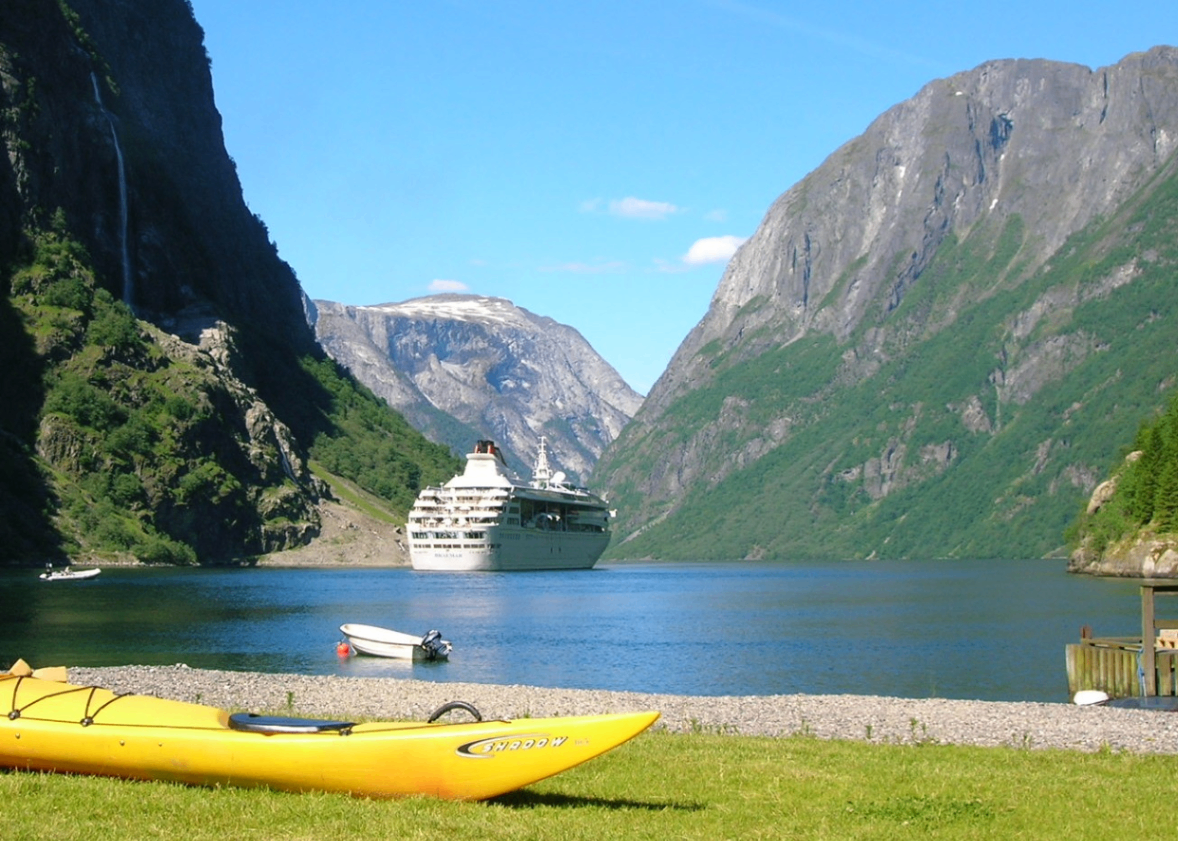 Nærøyfjorden med kajakk og cruiseskip