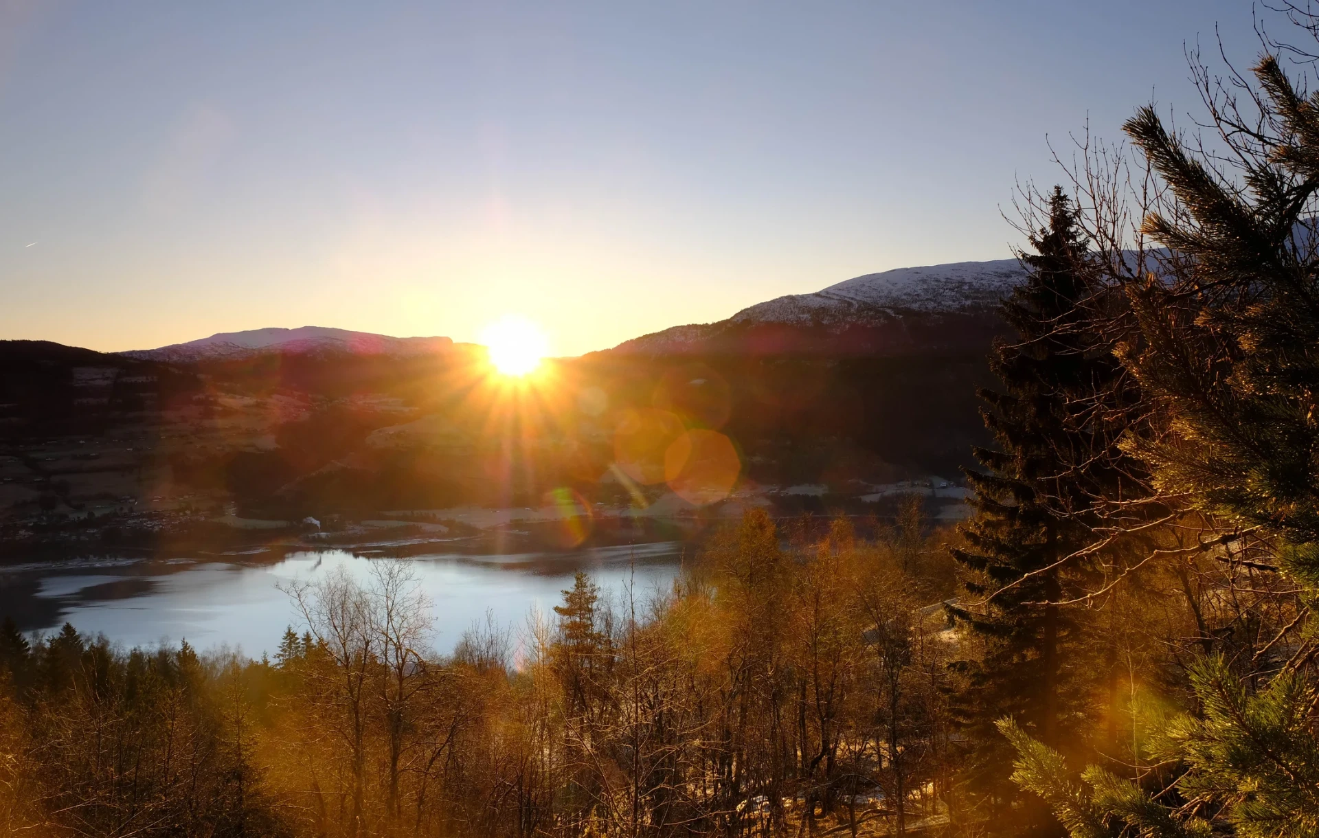 Solnedgang over fjellene ved Voss med gyllent lys